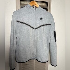 Grey Nike tech fleece hoodie #fleecelife
Great condition
Big Kids- XL